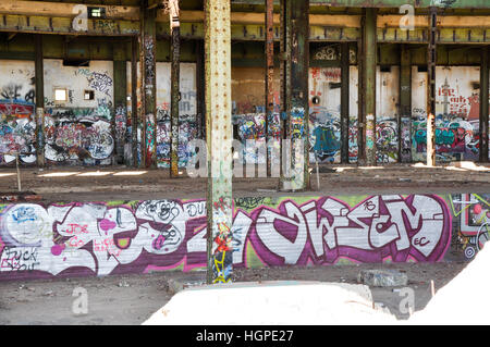 Vecchio abbandonato South Fremantle Power Station con la gioventù tagging, rusty travi e guscio vuoto in Nord Coogee,l'Australia Occidentale Foto Stock