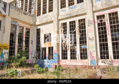 Vecchio abbandonato South Fremantle Power Station con la gioventù tagging, vetri rotti e resti in Nord Coogee,l'Australia Occidentale Foto Stock