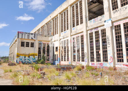 Vecchio abbandonato South Fremantle Power Station con la gioventù tagging, vetri rotti e guscio vuoto in Nord Coogee,l'Australia Occidentale Foto Stock