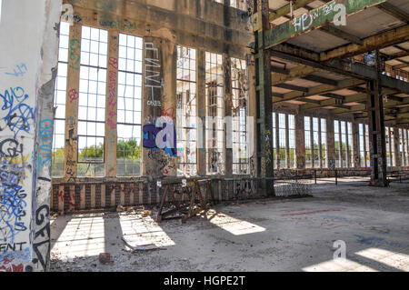 Vecchio abbandonato South Fremantle Power Station con la gioventù tagging, vetri rotti e guscio vuoto in Nord Coogee,l'Australia Occidentale Foto Stock