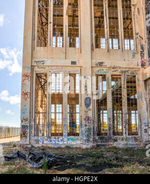 Vecchio abbandonato South Fremantle Power Station con la gioventù tagging, vetri rotti e guscio vuoto in Nord Coogee,l'Australia Occidentale Foto Stock