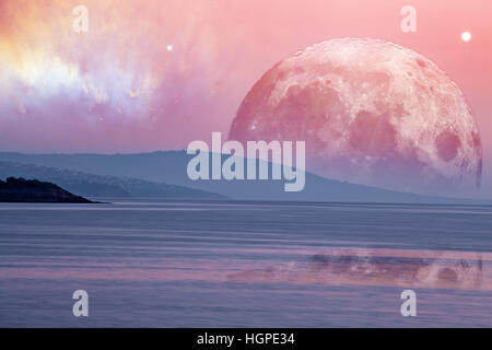 Il paesaggio di un pianeta alieno - enorme luna rosa riflette nelle calme acque dell'oceano. Gli elementi di questa immagine sono arredate dalla NASA Foto Stock