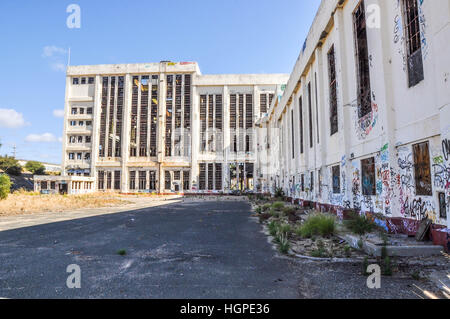 Vecchio abbandonato South Fremantle Power Station con la gioventù tagging, vetri rotti e guscio vuoto in Nord Coogee,l'Australia Occidentale Foto Stock