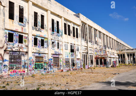 Vecchio abbandonato South Fremantle Power Station con la gioventù tagging, vetri rotti e guscio vuoto in Nord Coogee,l'Australia Occidentale Foto Stock