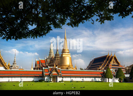 Il Tempio del Buddha di Smeraldo Wat Phra Kaew con Stupa dorato di Bangkok al tramonto Foto Stock