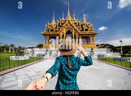 Donna in hat e verde maglietta controllato che conduce l uomo alla Ananta Samakhom trono Hall di reale tailandese Dusit Palace, Bangkok, Thailandia Foto Stock