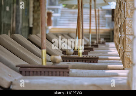 Fila di sedie a sdraio e ombrelloni da sole si trova in prossimità di una piscina dell'hotel Foto Stock