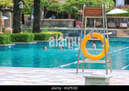 Salvagente su un bagnino torre accanto alla piscina di un hotel courtyard Foto Stock