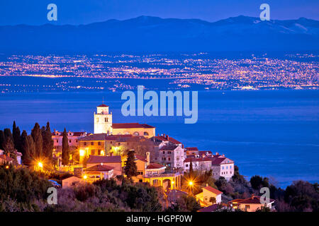 Moscenice village skyline e la baia di Kvarner vista serale, Opatija e la riviera di Croazia Foto Stock