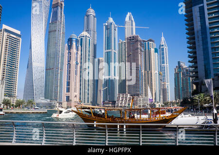 Barca sul fiume di Dubai Foto Stock