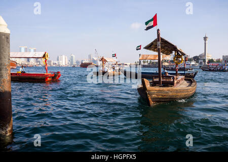 Barca sul fiume di Dubai Foto Stock