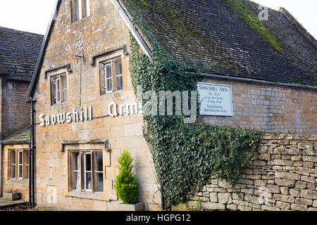 Snowshill Arms Village pub in questo villaggio di cotswolds, Gloucestershire, Inghilterra, Regno Unito Foto Stock
