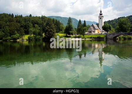 Chiesa del xvii secolo presso il lago di Bohinj vicino a Bled Slovenia Foto Stock