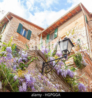 Bellissimo scorcio di un tipico villaggio italiano Foto Stock