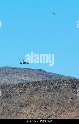 Coppia di F-16C aquile dal 104th Fighter Wing, Massachusetts Air National Guard, immersioni in Rainbow Canyon, California. Foto Stock