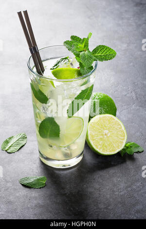 Cocktail Mojito su pietra scura tabella Foto Stock