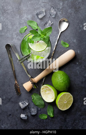 Cocktail Mojito su pietra scura tabella. Vista superiore Foto Stock