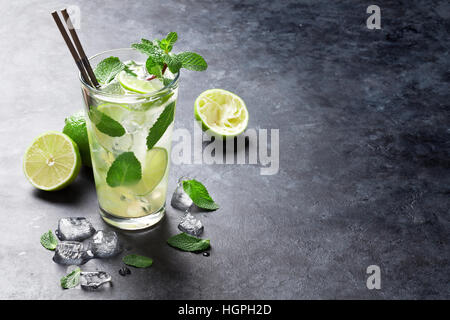 Cocktail Mojito su pietra scura tabella. Con spazio per il testo Foto Stock