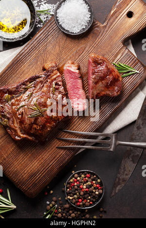 Bistecca alla griglia bistecca di manzo, erbe aromatiche e spezie. Vista superiore Foto Stock