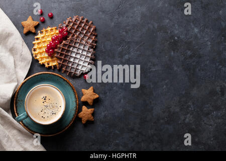 Caffè e cialde con frutti di bosco. Vista da sopra con copia spazio per il testo Foto Stock