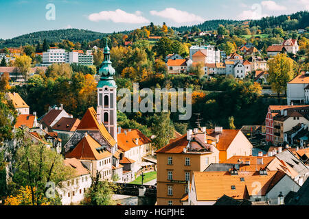 La città di Cesky Krumlov, Repubblica Ceca. Soleggiata giornata autunnale. Patrimonio mondiale dell UNESCO Foto Stock