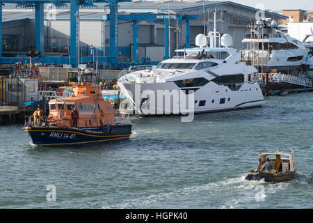 RNLI scialuppa di salvataggio della formazione in Poole.Poole home della RNLI Foto Stock