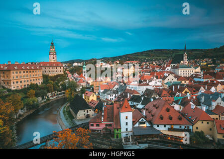 La città di Cesky Krumlov, Repubblica Ceca. Serata autunnale vista notturna. Patrimonio mondiale dell UNESCO Foto Stock