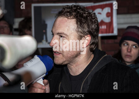 Samuel West, British attore e regista teatrale si unisce la libera Bielorussia ora protestare fuori dall Ambasciata bielorussa in Londra, Regno Unito Foto Stock