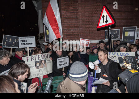 Samuel West, British attore e regista teatrale parla durante la Libera Bielorussia ora protestare fuori dall Ambasciata bielorussa in Londra, Regno Unito Foto Stock