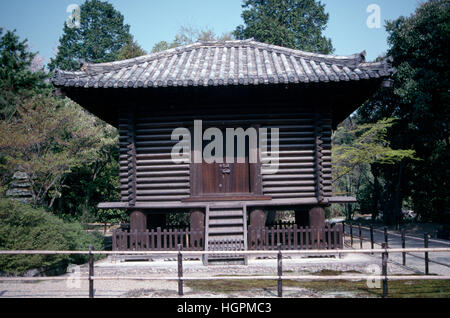 Il Kyozo, un edificio di magazzini costruito nello stile Azekura di tronchi sovrapposti, usato per immagazzinare il sutra, al Tempio di Toshodaiji, Nara in Giappone. Foto Stock