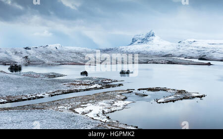 Suilven riflessa nelle acque della camma loch con thundersnow sulla rotta della costa nord 500, Assynt, Elphin, Scotland, Regno Unito Foto Stock