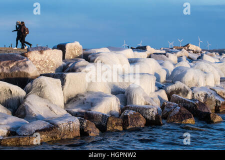 Il ghiaccio formato sulle rocce dal lago Ontario in Kingston. Foto Stock