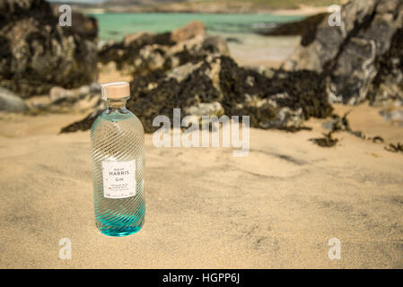 Bottiglia di Isle of Harris gin delle Ebridi sulla spiaggia di Traigh Iar, Isle of Harris, Ebridi Esterne, Scozia. Foto Stock