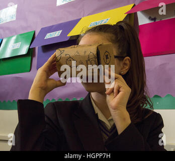 Studente utilizza un Google Expeditions VR ricevitore in una lezione Foto Stock