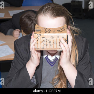 Studente utilizza un Google Expeditions VR ricevitore in una lezione Foto Stock