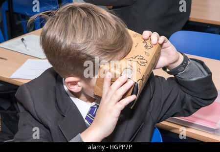 Studente utilizza un google expeditions vr ricevitore in una lezione Foto Stock