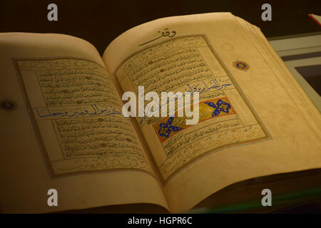 Un rari manoscritti del Corano sul display presso il Santo Corano Exhibition, Medina, Arabia Saudita Foto Stock