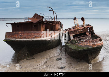 Vecchio paio di rusty navi o imbarcazioni presso la baia Foto Stock