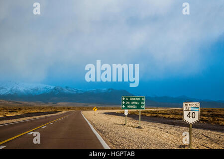 Percorso 40 argentina da Malargue a Las Leñas" attraverso le montagne Foto Stock