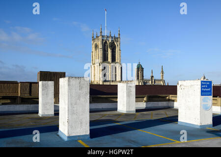 Kingston-Upon-Hull ,East Riding of Yorkshire,UK. Multi-storia parco auto e vista della chiesa della Santa Trinità. Foto Stock