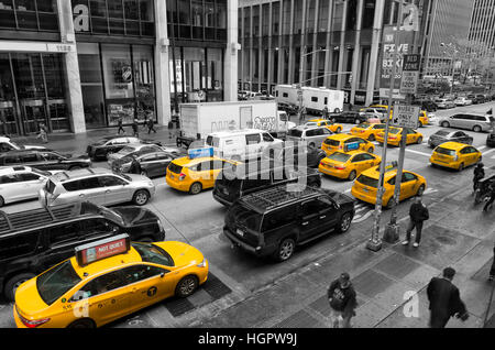 NEW YORK - 3 Maggio 2016: di solito giallo medaglione taxicabs davanti al New York Hilton. Essi sono ampiamente riconosciute icone della città e venite in Foto Stock