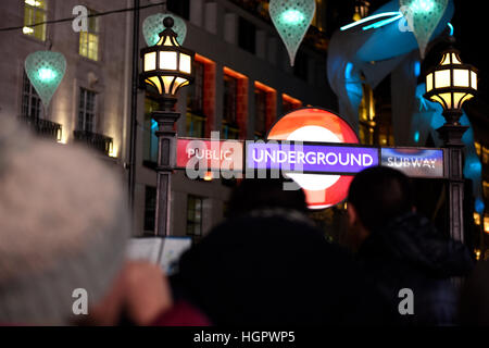 Piccadilly Circus Stazione della Metropolitana durante la Lumiere Light Festival, Londra. Foto Stock