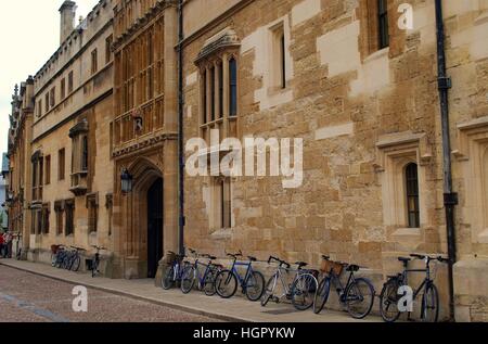 Le biciclette al di fuori del College di Oxford Foto Stock