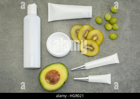 Set di prodotti cosmetici con frutti Foto Stock
