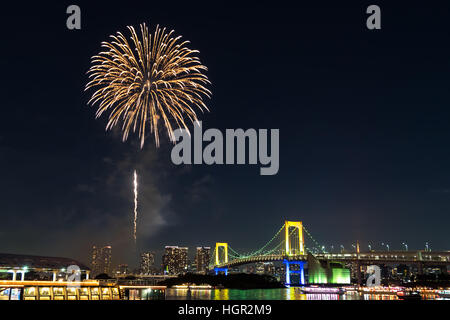 Nightview di Ponte di Arcobaleno e fuochi d'artificio a Tokyo in Giappone. Foto Stock