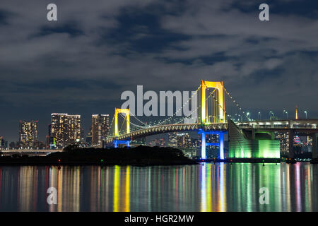 Nightview di Ponte di Arcobaleno a Tokyo in Giappone. Foto Stock