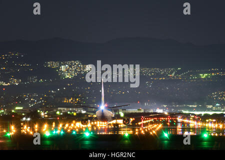 Boeing 737-500 decollo dall'Itami dall'Aeroporto Internazionale di Osaka in Giappone nella notte. Foto Stock