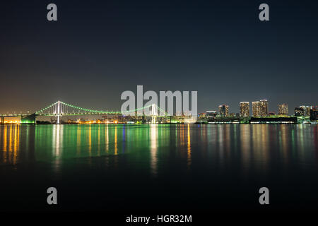 Nightview di Ponte di Arcobaleno a Tokyo in Giappone. Foto Stock