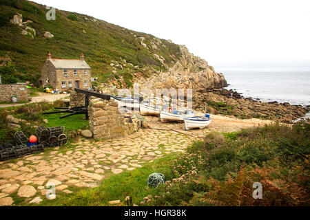 Barche da pesca trasportata su di uno scalo, Penberth, Cornwall, Inghilterra, Regno Unito. Foto Stock