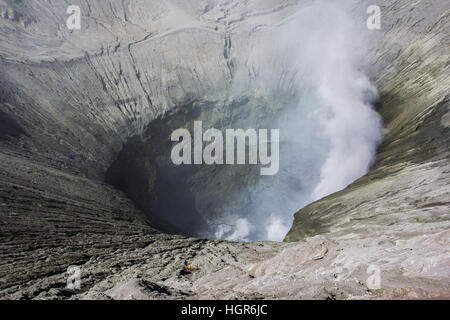 Bromo vocalno cratere con gas di fumo, East Java, Indonesia Foto Stock